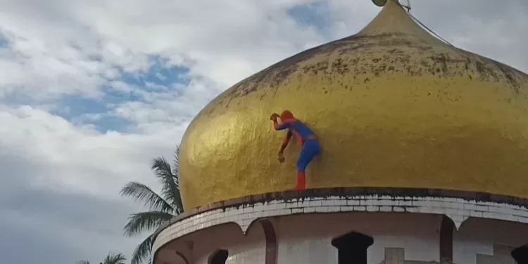 Aksi Mulia 'Spiderman' Jelang Ramadan, Panjat Kubah Bersihkan Masjid di Polman (foto/ist)