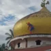 Aksi Mulia 'Spiderman' Jelang Ramadan, Panjat Kubah Bersihkan Masjid di Polman (foto/ist)