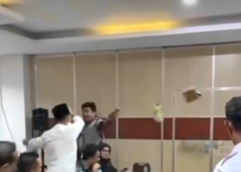 Anggota Komisi III DPRD Samarinda, Abdul Rohim melemparkan nasi kotak ke arah salah seorang ASN Pejabat Pembuat Komitmen atau PPK Dinas PUPR Samarinda, Ilhamsyah, Kamis (27/2/2025). (foto/Youtube)