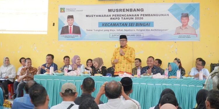 Pj. Bupati Langkat, H.M. Faisal Hasrimy, AP, M.AP, secara resmi membuka Musyawarah Perencanaan Pembangunan (Musrenbang) Kecamatan Sei Bingai dalam rangka penyusunan Rencana Kerja Pemerintah Daerah (RKPD) Tahun 2026. di Aula Kantor Kecamatan Sei Bingai pada Jumat (14/2/2025). (foto/Diskominfo Langkat)