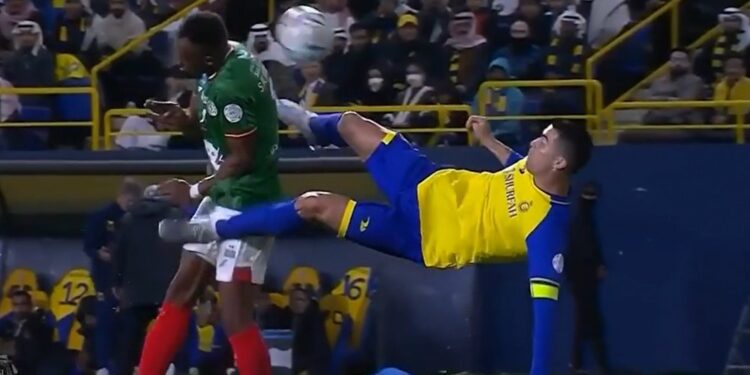 Christiano Ronaldo momen melakukan bycicle kick. (foto/net)