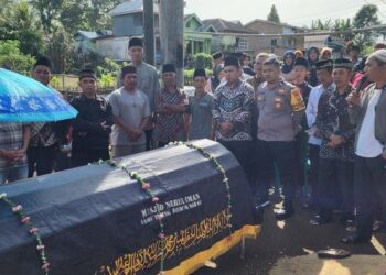 Jenazah Fadli Muzaki (19) warga Desa Bandung Marga Kecamatan Bermani Ulu Raya Kabupaten Rejang Lebong Provinsi Bengkulu saat hendak dimakamkan pada Minggu (16/2/2025) siang. Fadli salah satu korban tewas dengan luka tikam saat pesta malam.  (foto/dok)