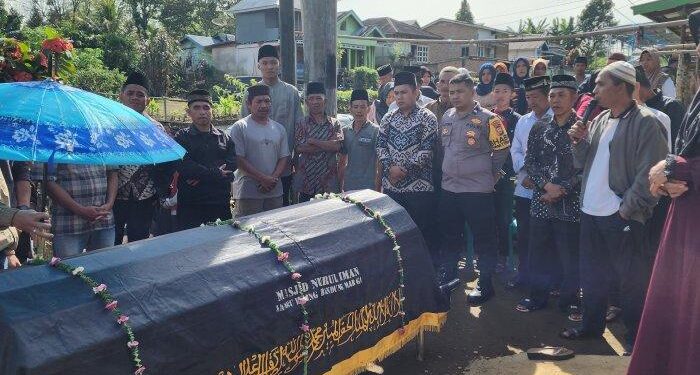 Jenazah Fadli Muzaki (19) warga Desa Bandung Marga Kecamatan Bermani Ulu Raya Kabupaten Rejang Lebong Provinsi Bengkulu saat hendak dimakamkan pada Minggu (16/2/2025) siang. Fadli salah satu korban tewas dengan luka tikam saat pesta malam.  (foto/dok)