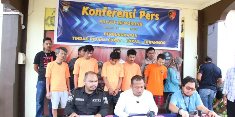 Konferensi pers pengungkapan kasus tindak pidana pencurian dengan pemberatan (Curat) yang terjadi di Perum Winner Millenium Mansion, Kecamatan Bengkong, Kota Batam yang dipimpin oleh Kanit Reskrim Polsek Bengkong, Iptu Marihot Pakpahan, S.H., M.H., didampingi oleh anggota Opsnal Polsek Bengkong, Aipda Gusti Komang, serta anggota Sihumas Polresta Barelang, Brigadir Handoko Pasaribu, Kamis (27/02/2025). (foto/dok)