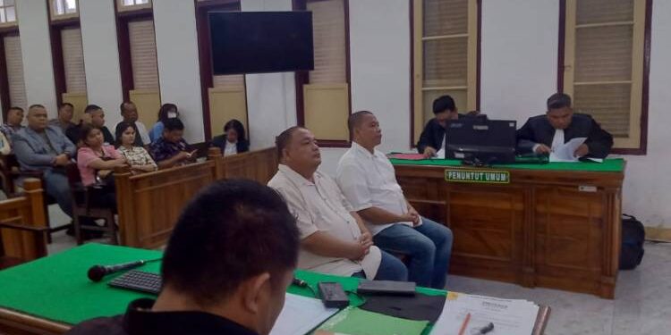 Mantan Bupati Langkat, Terbit Rencana Perangin-angin (TRP) bersama Iskandar Perangin-angin yang merupakan abang kandungnya, menjalani sidang perdana di Pengadilan Tipikor Medan, Senin (3/2/2025). (foto/dok)