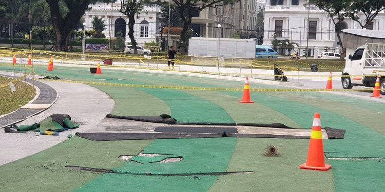 Garis pembatas di Lapangan Merdeka, Kota Medan sebagai tanda masih dalam perbaikan. (foto/ist)
