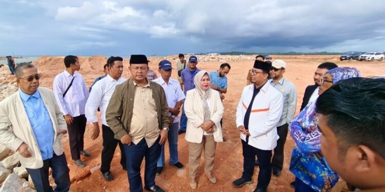 Ketua DPRD Kepri, Iman Sutiawan, tinjau proyek reklamasi dikerjakan perusahaan PT Batamas Puri Permai (Foto/Dokumentasi).