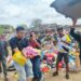 Polisi setempat saat sedang mengevakuasi bayi yang ditemukan di TPA (foto/dok)