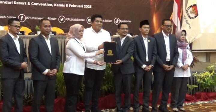 Pasangan Roby Kurniawan dan Deby Maryanti menerima SK penetapan sebagai Bupati dan Wakil Bupati Bintan terpilih dari Ketua KPU Bintan (foto/ist)