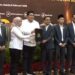 Pasangan Roby Kurniawan dan Deby Maryanti menerima SK penetapan sebagai Bupati dan Wakil Bupati Bintan terpilih dari Ketua KPU Bintan (foto/ist)