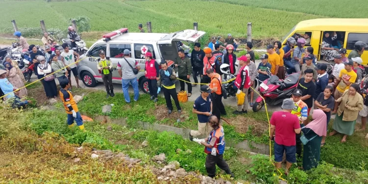 Proses evakusi jasad wanit  yang tertabrak kereta api di Mojokerto (foto/dok)