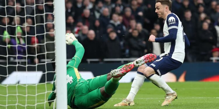 James Maddison saat menjebol gawang Andre Onana dalam pertandingan Tottenham Hotspurs vs MU, 16 Februari 2025. (foto/REUTERS)
