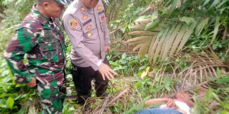 Jasad sopir taksi online saat ditemukan di semak-semak. (foto/ist)