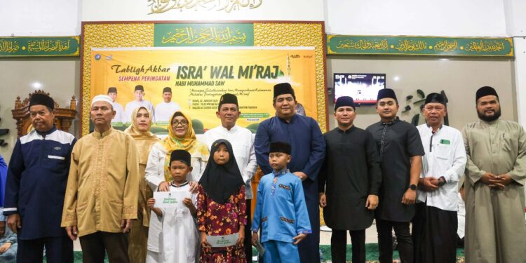 Gubernur Kepri Ansar: foto bersama warga setelah usai acara. (Foto/Istimewa).