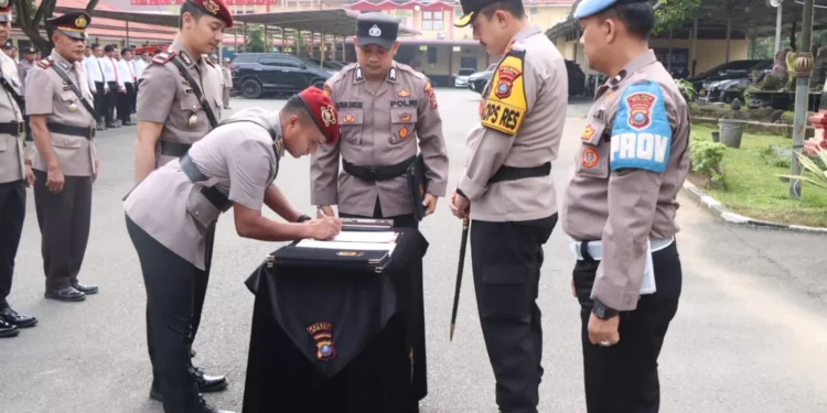 Kapolres Binjai, AKBP Bambang Utomo sertijabkan Kasat Reskrim Polres Binjai. (foto/dok)