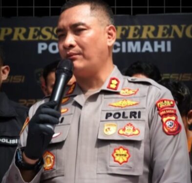 Kapolres Cimahi AKBP Tri Suhartanto saat gelar perkara di Mapolres Cimahi, Senin (17/2/2025). (foto/Instagram @cimahi polres)