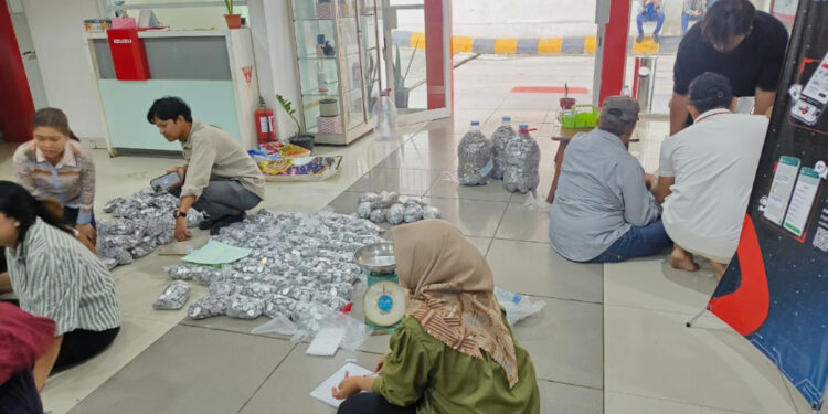 Karyawan dealer saat menghitung uang koin Bapak Isah. (foto/dok)
