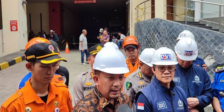 Kasat Reskrim Polres Metro Jakarta Barat AKBP Arfan Zulkan saat memberikan keterangan penyebab kebakaran Glodok Plaza. (foto/dok)