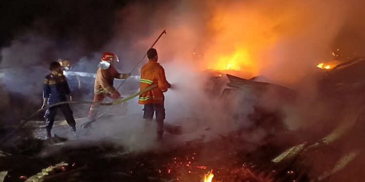 Kebakaran di Lahan TPA Kendari, 26 Rumah Subsidi Hangus Dilahap Jago Merah (foto/ist)