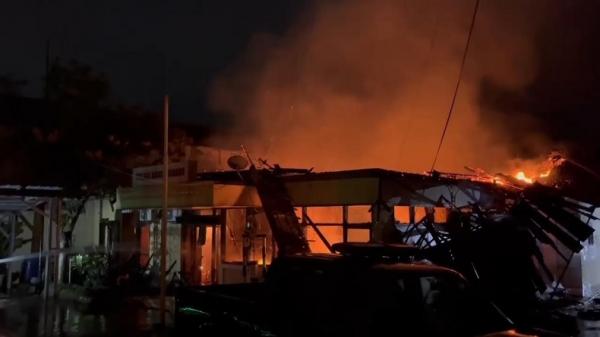 Kebakaran hebat melanda Kantor Polsek Kandanghaur, Kabupaten Indramayu, Kamis , 6 Februari 2025. (foto/ist)