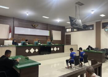 Kedua terdakwa dalam sidang kasus liwat atau gay di MS Banda Aceh. (foto/dok)