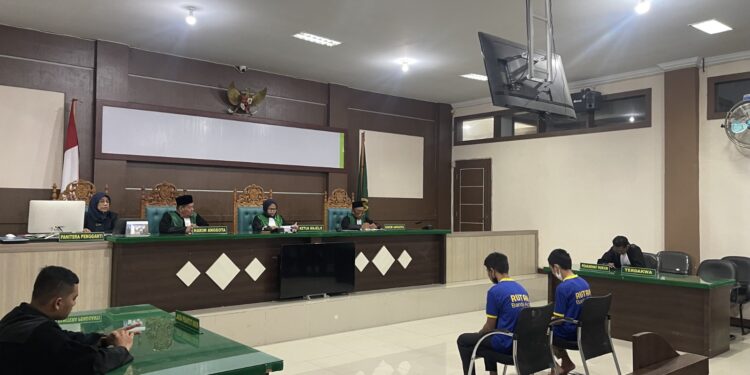 Kedua terdakwa dalam sidang kasus liwat atau gay di MS Banda Aceh. (foto/dok)