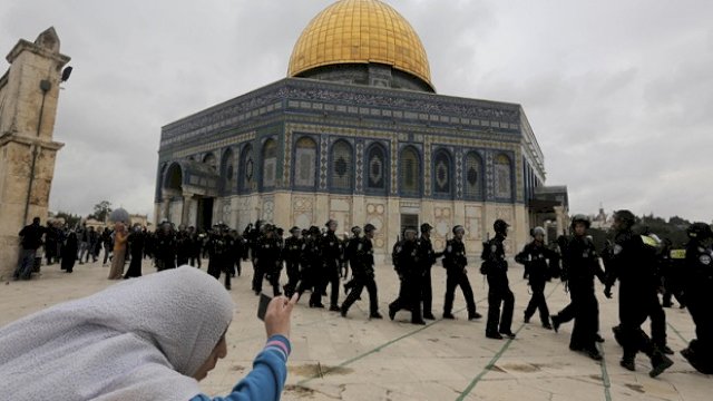 Kepolisian Israel ketika berpatroli di Masjid al-Aqsa. (foto/REUTERS)