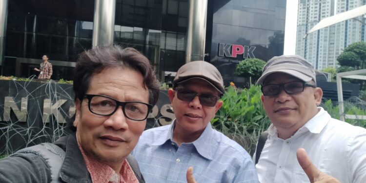 Ketua LSM Kodat86, Ta'in Komari bersama kedua rekannya saat berada di Gedung KPK, Selasa (25/2/2025). (foto/Redaksi)