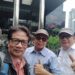 Ketua LSM Kodat86, Ta'in Komari bersama kedua rekannya saat berada di Gedung KPK, Selasa (25/2/2025). (foto/Redaksi)