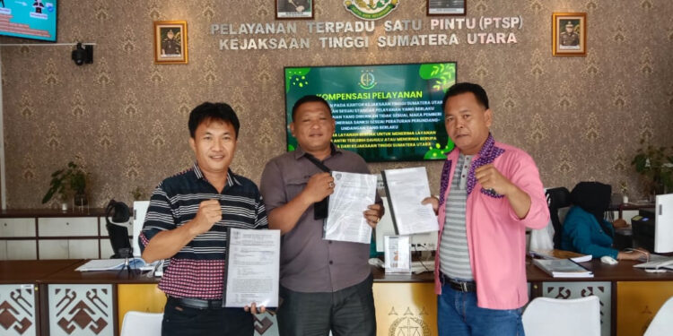 Koalisi LSM Gempar di Kantor PTSP Kejati Sumut. (foto/dok)