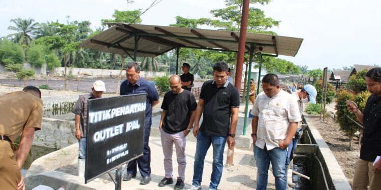 Ketua Komisi D Muhammad Rio, bersama Pimpinan dan Anggota Komisi D DPRD Langkat, juga didampingi Dinas Lingkungan Hidup langsung ke lokasi PT. Lembu Andalas Langkat dengan membawa Tim Laboratorium Shafera Enviro Medan untuk mengecek limbah, Selasa (25/02/2025). (foto/DPRD Langkat)