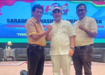 Ketua Umum PWI Pusat, Zulmansyah Sekedang jabat tangan dengan Marganas Nainggolan Ketua PWI Kepri. (Foto/Dokumentasi).