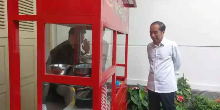 Presiden ke-7 RI, Joko Widodo (Jokowi) melihat chef Arnold memasak nasi goreng di depan kediamannya Kota Solo, Sabtu, 8 Februari 2025. (foto/ist)