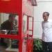Presiden ke-7 RI, Joko Widodo (Jokowi) melihat chef Arnold memasak nasi goreng di depan kediamannya Kota Solo, Sabtu, 8 Februari 2025. (foto/ist)