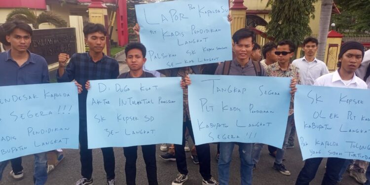 Massa Desak Polda Sumut Panggil dan Periksa Plt Kadisdik Langkat Terkait SPT Bodong (foto/ist)
