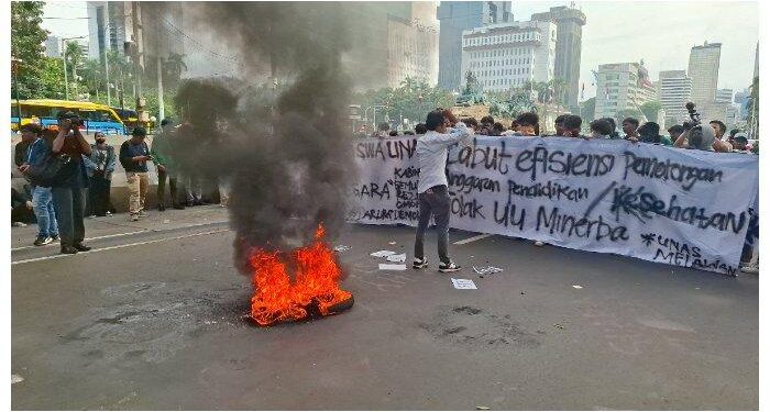 Massa aksi unjuk rasa bertajuk Indonesia Gelap di kawasan Patung Kuda Arjuna Wijaya, Jalan Medan Merdeka Barat, 20 Februari 2025. (foto/dok)