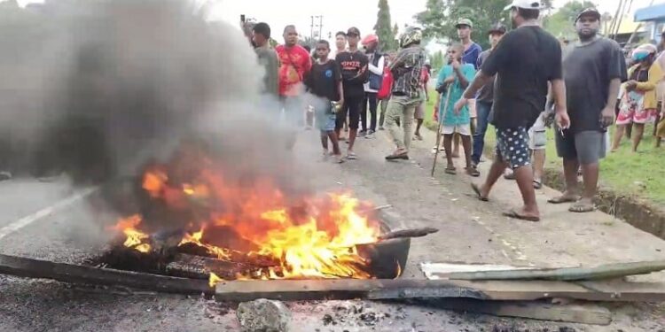 Massa memalang jalan buntut warga tewas diduga dianiaya oknum TNI AD di Sorong, Papua Barat Daya, Minggu, 16 Februari 2025. (foto/ist)