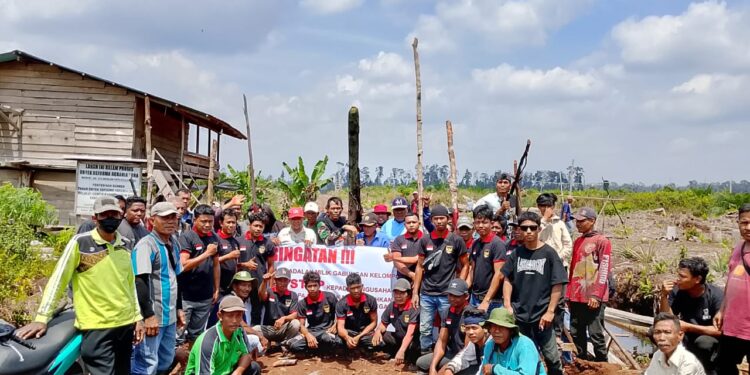 Masyarakat Gapoktan Manunggal Jaya Kecam Camat Siak Kecil Syahnan Hadi Kusuma (foto/Darwis)