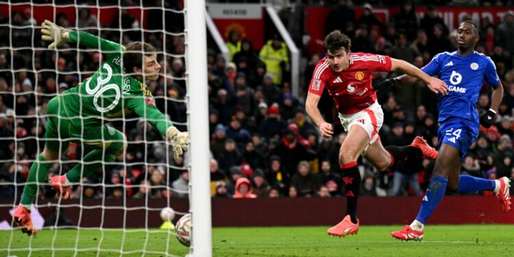 Momen Harry Maguire ketika menjebol gawang Leicester City dengan sundulannya, Sabtu (8/2/2025).