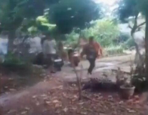 Momen perkelahian warga dengan pak kades. (foto/ist)