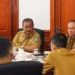 Sekretaris Daerah Provinsi Kepulauan Riau, Adi Prihantara, menghadiri Rapat Koordinasi (Rakor) Persiapan Pelantikan Kepala Daerah Terpilih Hasil Pilkada Serentak Tahun 2024 melalui zoom meeting di Ruang Rapat Sekda, Senin (3/2/2025) pagi. (foto/Diskominfo Kepri)
