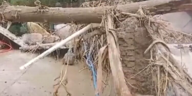 Pemandangan infrastruktur dekat rumah warga Dairi yang rusak akibat banjir. (foto/ist)