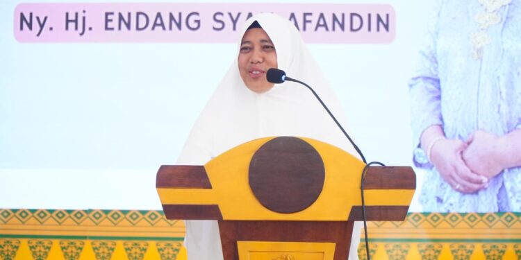 Penasehat Dharma Wanita Persatuan (DWP) Kabupaten Langkat, Ny. Hj. Endang Kurniasih Syah Afandin, menghadiri pengajian bulanan DWP Kabupaten Langkat untuk pertama kalinya, pasca Pelantikan Pilkada serentak oleh Presiden Prabowo. Didampingi Ketua DWP Kabupaten Langkat, Ny. Rina Wahyuni Amril Nasution, acara berlangsung di Jentera Malay, Rumah Dinas Bupati Langkat, pada Senin (24/2/2025). (foto/Diskominfo Langkat)