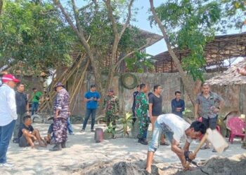 TNI AL menggerebek lokasi penampungan avtur hasil curian di Pantai Dewi Indah, Kecamatan Pantai Labu, Kabupaten Deli Serdang, Sumatera Utara, Selasa (12/2/2025).
