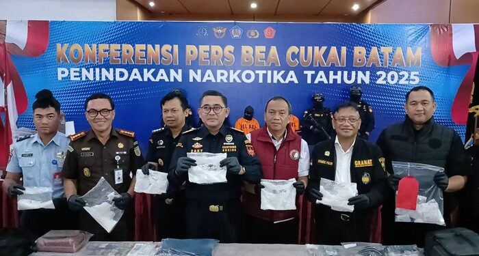 Petugas Bea Cukai Batam mengamankan dua orang pelaku Penyelundupan sabu di Bandara dan pelabuhan internasional

Baca artikel detiksumut, "IRT di Karimun Nekat Selundupkan Sabu di Bandara Batam (foto/dok)