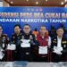 Petugas Bea Cukai Batam mengamankan dua orang pelaku Penyelundupan sabu di Bandara dan pelabuhan internasional
Baca artikel detiksumut, "IRT di Karimun Nekat Selundupkan Sabu di Bandara Batam (foto/dok)
