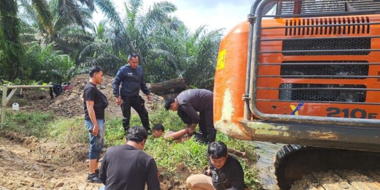 Petugas kepolisian saat membekuk kedua pelaku. (foto/Media Center Riau)