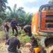 Petugas kepolisian saat membekuk kedua pelaku. (foto/Media Center Riau)