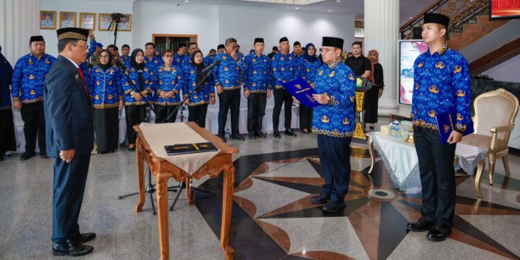 Penjabat (Pj) Gubernur Sulawesi Tenggara (Sultra), Andap Budhi Revianto secara resmi melantik Rony Yakob sebagai Kepala Dinas Perindustrian dan Perdagangan (Kadis Perindag) Pemprov Sultra, bertempat di Kantor Gubernur pada Senin, (17/02/2025). (foto/Humas Pemprov Sultra)