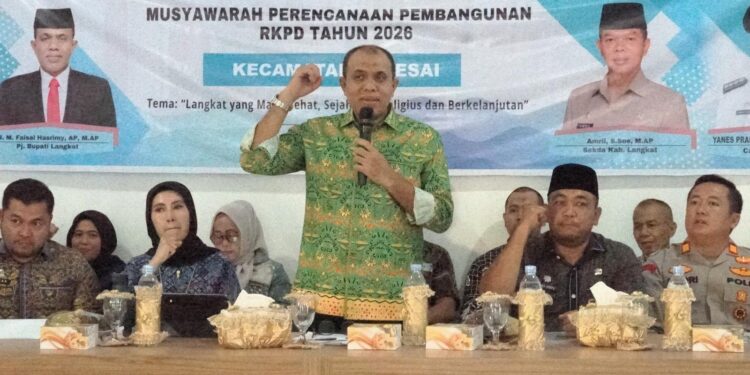 Pj. Bupati Langkat, H.M. Faisal Hasrimy, AP, M.AP, secara resmi membuka Musyawarah Perencanaan Pembangunan (Musrenbang) Kecamatan Selesai dalam rangka penyusunan Rencana Kerja Pemerintah Daerah (RKPD) Tahun 2026 di Aula Kantor Kecamatan Selesai, Kamis (13/2/2025). (foto/Diskominfo Langkat)